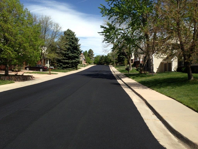 Chip Seal - покрытие для асфальта, которое состоит из слоя битумного вяжущего (горячего или эмульсионного) со слоем заполнителя.